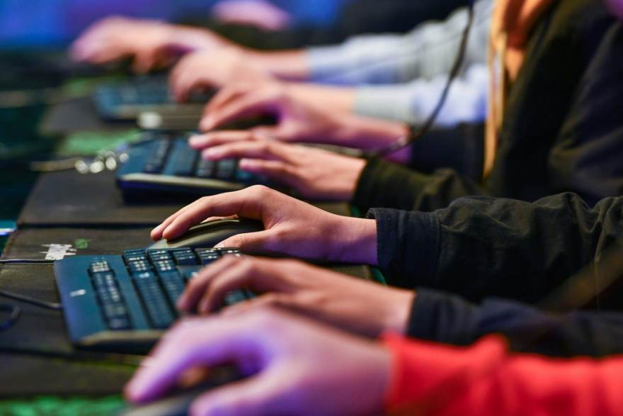版本更迭下的老将生存法则：三位CS2选手的转型观察